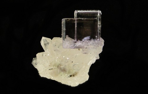 Voici une fluorite de collection, c'est un minéral vendu par la malle du collectionneur de minéraux.