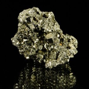 Un ensemble de cristaux de pyrite, la pièce vient du Perou, c'est une échantillon pour collectionneur de minéraux.