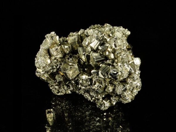 Un ensemble de cristaux de pyrite, la pièce vient du Perou, c'est une échantillon pour collectionneur de minéraux.