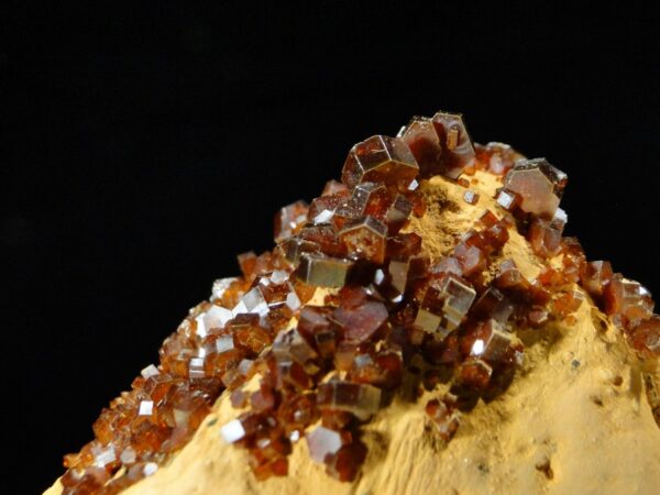Ce sont des cristaux de vanadinite du Maroc, ils sont rouge vif, une pièce pour collectionneur de minéraux.
