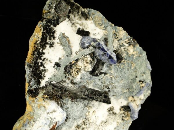 Une pièce classique de neptunite et bénitoïte, c'est une pièce pour collectionneur de minéraux.