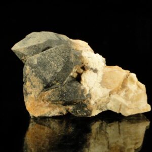 Ce sont des cristaux de quartz sur othose, ils viennent de la carrière de Vénachat en Haute-Vienne, une pièce pour collectionneur de minéraux.