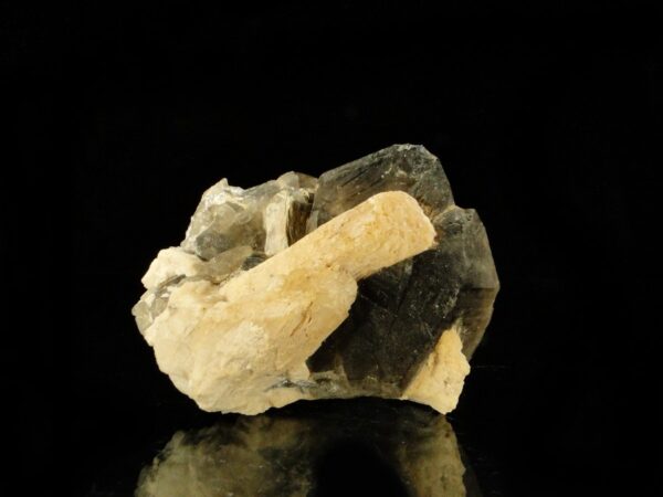 Ce sont des cristaux de quartz sur othose, ils viennent de la carrière de Vénachat en Haute-Vienne, une pièce pour collectionneur de minéraux.