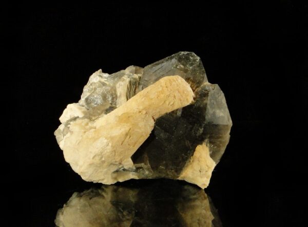Ce sont des cristaux de quartz sur othose, ils viennent de la carrière de Vénachat en Haute-Vienne, une pièce pour collectionneur de minéraux.