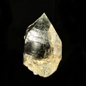 C'est un cristal de quartz de la Vénachat, une pièce pour collectionneur de minéraux.