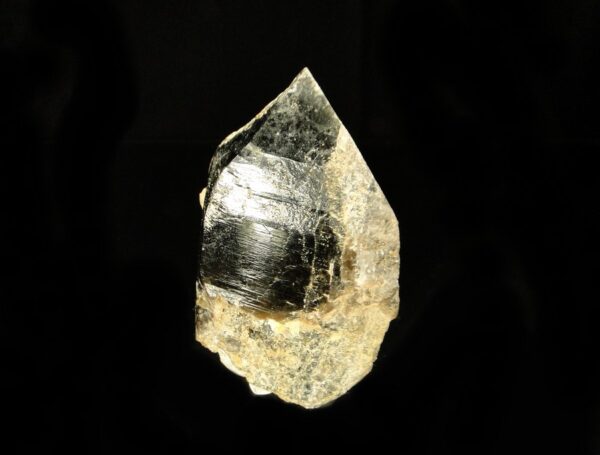 C'est un cristal de quartz de la Vénachat, une pièce pour collectionneur de minéraux.