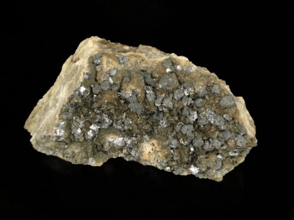 Ce sont des cristaux de galène sur des cubes de fluorite, une pièce de Chaillac pour collectionneur de minéraux.