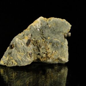 Ce sont des cristaux de pyromorphite marron, ils sont disposés sur des cristaux de fluorite et baryte, une pièce pour collectionneur de miénraux.