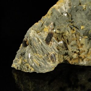 Ce sont des cristaux de pyromorphite marron, ils sont disposés sur des cristaux de fluorite et baryte, une pièce pour collectionneur de miénraux.