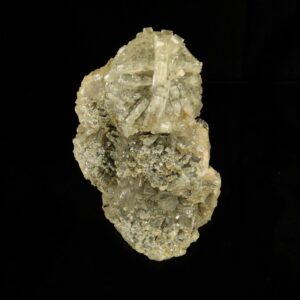 Une cête de baryte tabulaire sur des cubes de fluorite, associé à de la pyromorphite, elle vient de la mine de Chaillac, c'est une pièce pour collectionneur de minéraux.