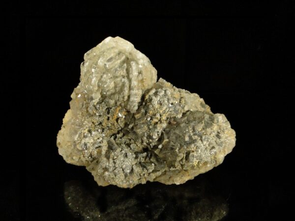 Une cête de baryte tabulaire sur des cubes de fluorite, associé à de la pyromorphite, elle vient de la mine de Chaillac, c'est une pièce pour collectionneur de minéraux.