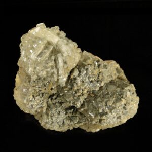 Une cête de baryte tabulaire sur des cubes de fluorite, associé à de la pyromorphite, elle vient de la mine de Chaillac, c'est une pièce pour collectionneur de minéraux.