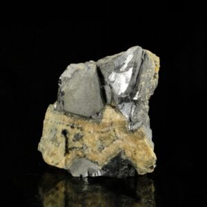 Ce des octaèdres de galène de la mine du Rossignol, ils sont pris dans de la baryte, c'est une pièce pour collectionneur de minéraux.