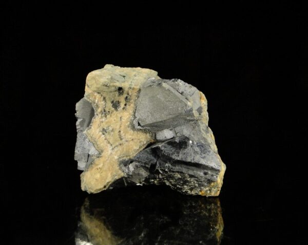 Ce des octaèdres de galène de la mine du Rossignol, ils sont pris dans de la baryte, c'est une pièce pour collectionneur de minéraux.