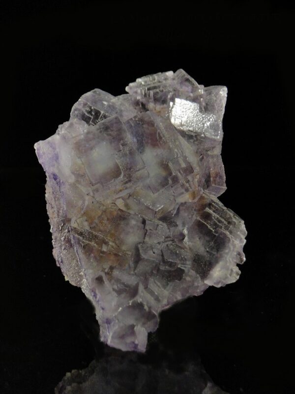Un fluorite de la Collada, aux teintes viollettes et vert, c'est une pièce de grande qualité pour collectionneur de minéraux.