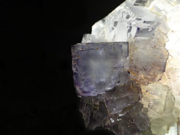 Un fluorite de la Collada, aux teintes viollettes et vert, c'est une pièce de grande qualité pour collectionneur de minéraux.