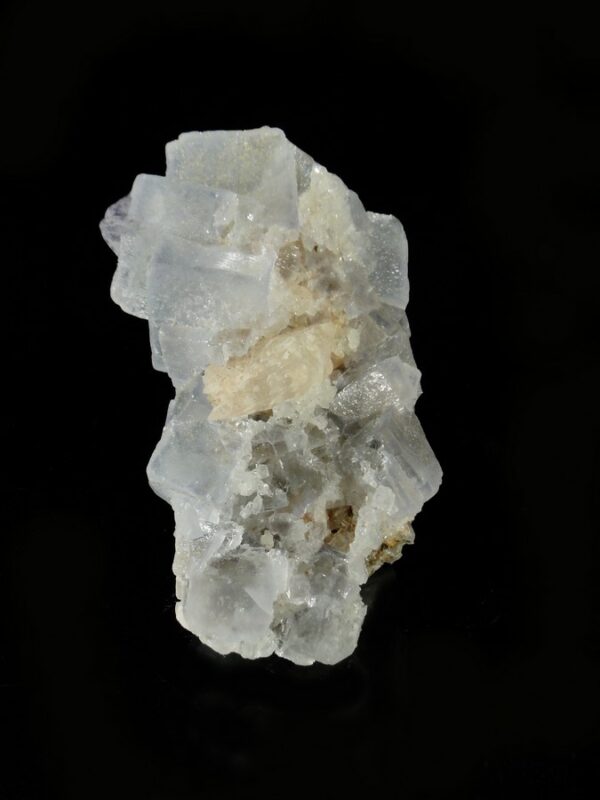 Un ensemble de cubes de fluorite et calcite de la mine de La Collada, c'est une pièce pour collectionneur de minéraux.