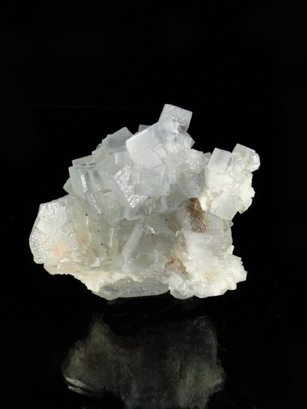 Un ensemble de cubes de fluorite de la mine de La Collada, c'est une pièce pour collectionneur de minéraux.