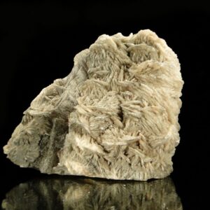 Une pièce de la mine du Rossignol, c'est une baryte tabulaire rose avec fluorite, une pièce pour collectionneur de minéraux.