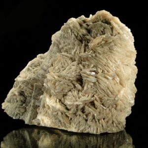 Une pièce de la mine du Rossignol, c'est une baryte tabulaire rose avec fluorite, une pièce pour collectionneur de minéraux.