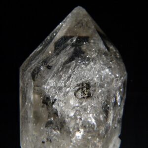 Un quartz biterminé de la zone de la Cabana, à Berbes, il y a des inclusions d'hydrocarbure, c'est une pièce pour collectionneur de minéraux.