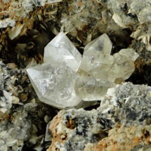 Un quartz biterminé de la zone de la Cabana, à Berbes, il y a des inclusions d'hydrocarbure, c'est une pièce pour collectionneur de minéraux.