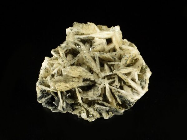 Ce sont des cristaux de baryte sur de la fluorite, la pièce vient de la mine de Chaillac, c'est une pièce pour collectionneur de minéraux.