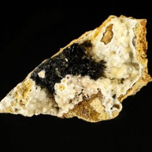 Ce sont des cristaux de goethite noirs sur des cristaux de quartz blanc, une pièce pour collectionneur de minéraux.