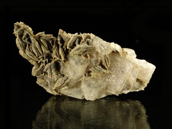 Ce sont des cristaux de baryte sur de la fluorite, la pièce vient de la mine de Chaillac, c'est une pièce pour collectionneur de minéraux.