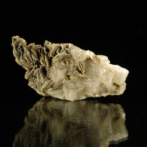 Ce sont des cristaux de baryte sur de la fluorite, la pièce vient de la mine de Chaillac, c'est une pièce pour collectionneur de minéraux.