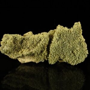 Une pièce de pyromorphite verte, elle vient de la mine du Rossignol, une pièce pour collectionneur de minéraux.