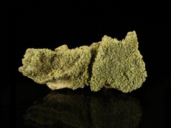 Une pièce de pyromorphite verte, elle vient de la mine du Rossignol, une pièce pour collectionneur de minéraux.