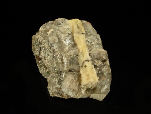 Une béryl sur gangue, il vient de la carrière de Vénachat, c'est une pièce pour collectionneur de minéraux.