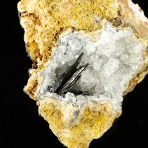 Ce sont des cristaux de goethite noirs sur des cristaux de quartz blanc, une pièce pour collectionneur de minéraux.