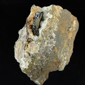 Ce sont des cristaux de goethite noirs sur des cristaux de quartz blanc, une pièce pour collectionneur de minéraux.