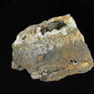 Ce sont des cristaux de goethite noirs sur des cristaux de quartz blanc, une pièce pour collectionneur de minéraux.