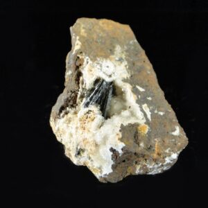 Ce sont des cristaux de goethite noirs sur des cristaux de quartz blanc, une pièce pour collectionneur de minéraux.