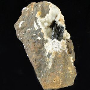 Ce sont des cristaux de goethite noirs sur des cristaux de quartz blanc, une pièce pour collectionneur de minéraux.