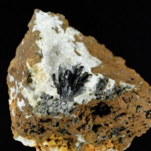 Ce sont des cristaux de goethite noirs sur des cristaux de quartz blanc, une pièce pour collectionneur de minéraux.