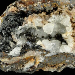 Ce sont des cristaux de goethite noirs sur des cristaux de quartz blanc, une pièce pour collectionneur de minéraux.