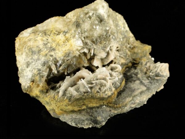 Une géode de fluorite et de baryte, provenant de la mine du Rossignol, à Chaillac, c'est une pièce pour collectionneur de minéraux.