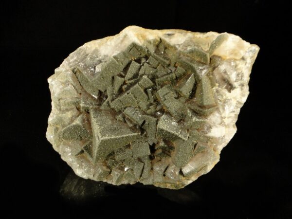 C'est une pièce de fluorite, les cubes sont recouverts de pyrite, elle vient de Chaillac, c'est une pièce pour collectioneur de minéraux.
