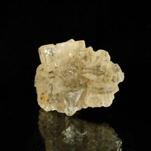 C'est une pièce de fluorite de la mine du Rossignol, à Chaillac, c'est une pièce pour collectionneur de minéraux.