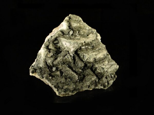 Une pièce de fluorite flottante de la mine du Rossignol, un côté et pyrité, c'est une pièce pour collectionneur de minéraux, elle vient de Chaillac.