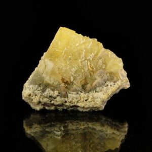 Une pièce de fluorite flottante de la mine du Rossignol, un côté et pyrité, c'est une pièce pour collectionneur de minéraux, elle vient de Chaillac.