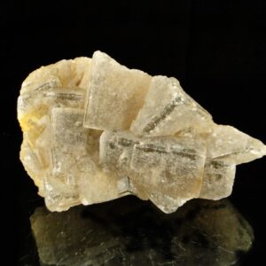 C'est une pièce de fluorite de la mine du Rossignol, à Chaillac, c'est une pièce pour collectionneur de minéraux.