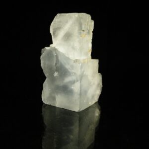 C'est un cristal de fluorite de la mine du Beix, associé à du quartz, c'est une pièce pour collectionneur de minéraux.