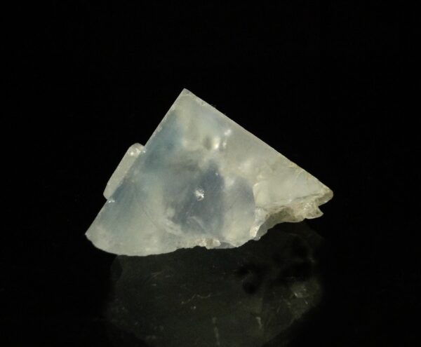 C'est un cristal de fluorite de la mine du Beix, associé à du quartz, c'est une pièce pour collectionneur de minéraux.