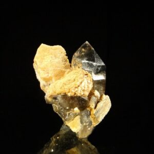 C'est un quartz de Vénachat, il est associé à de l'orthose, une pièce pour collectionneur de minéraux.