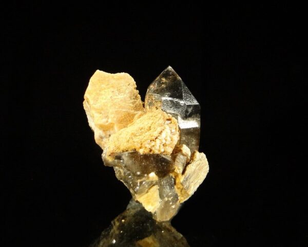 C'est un quartz de Vénachat, il est associé à de l'orthose, une pièce pour collectionneur de minéraux.